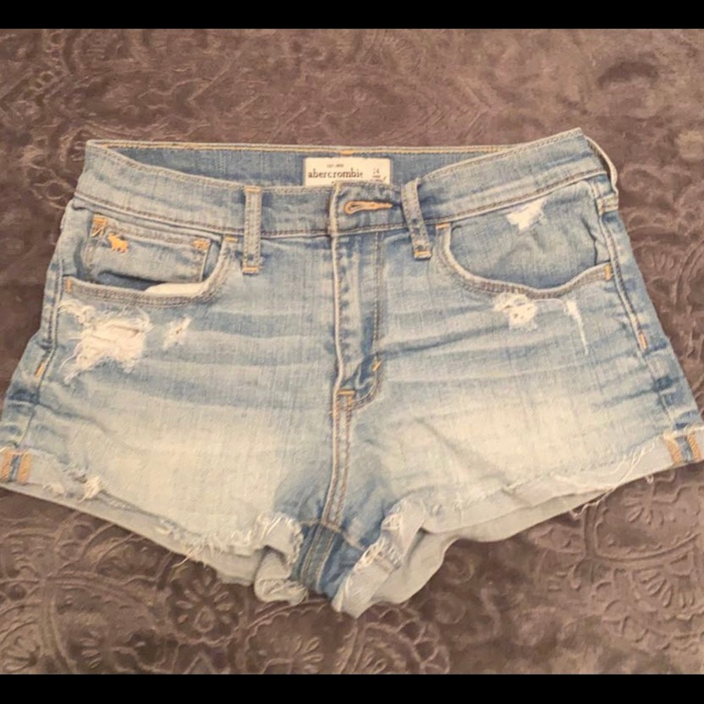 Light wash denim shorts w/ embroidered pockets